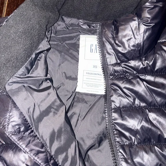 GAP Women’s black cold control puffer jacket - Picture 3 of 3